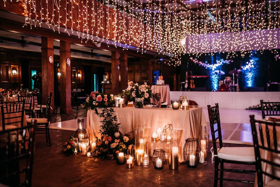 Shoshana and Rachel head table