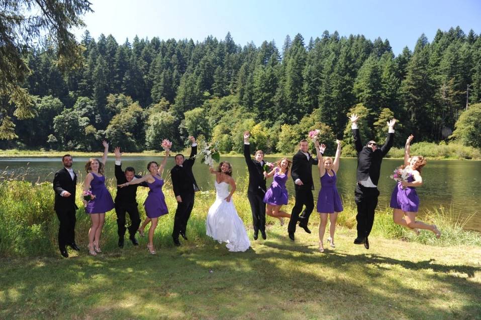 Couple with bridesmaids and groomsmen