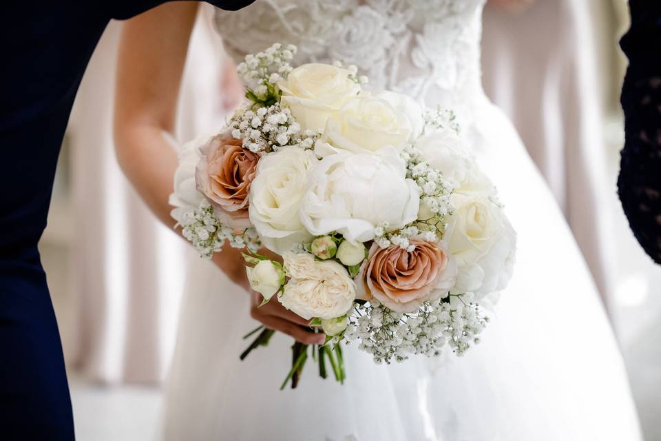 White bouquet w/baby's breath