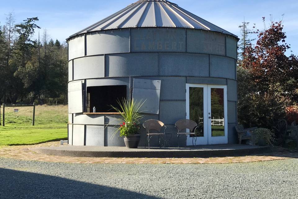 Silo with beverage bar