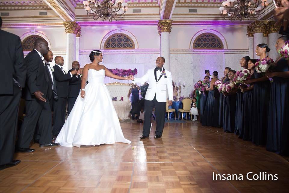 The couple with the bridesmaids and groomsmen