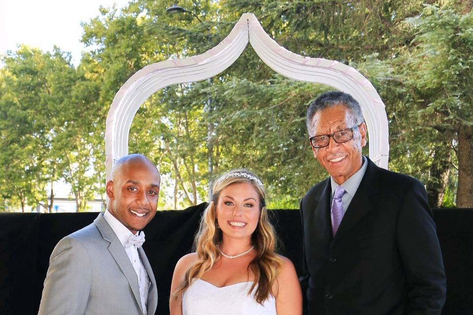 Couple with the officiant