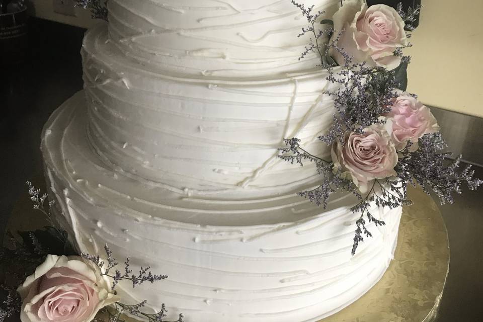 Rustic wedding cake with fresh
