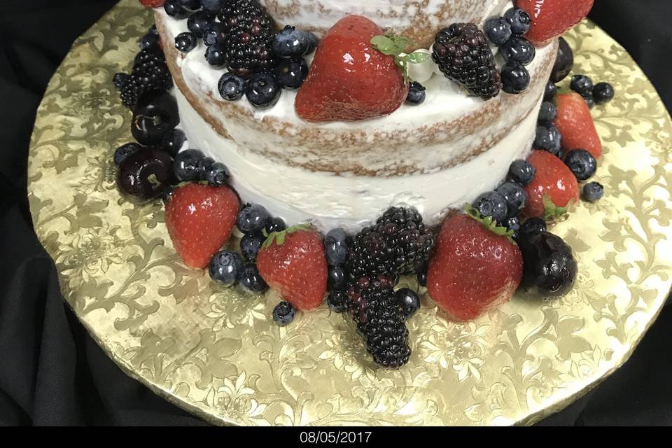 Nake cake with fresh berries