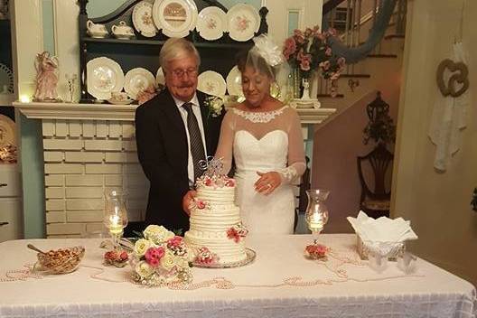 Vanilla Cake with Traditional Buttercream and fresh flowers