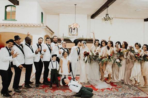 The couple with the bridesmaids and groomsmen