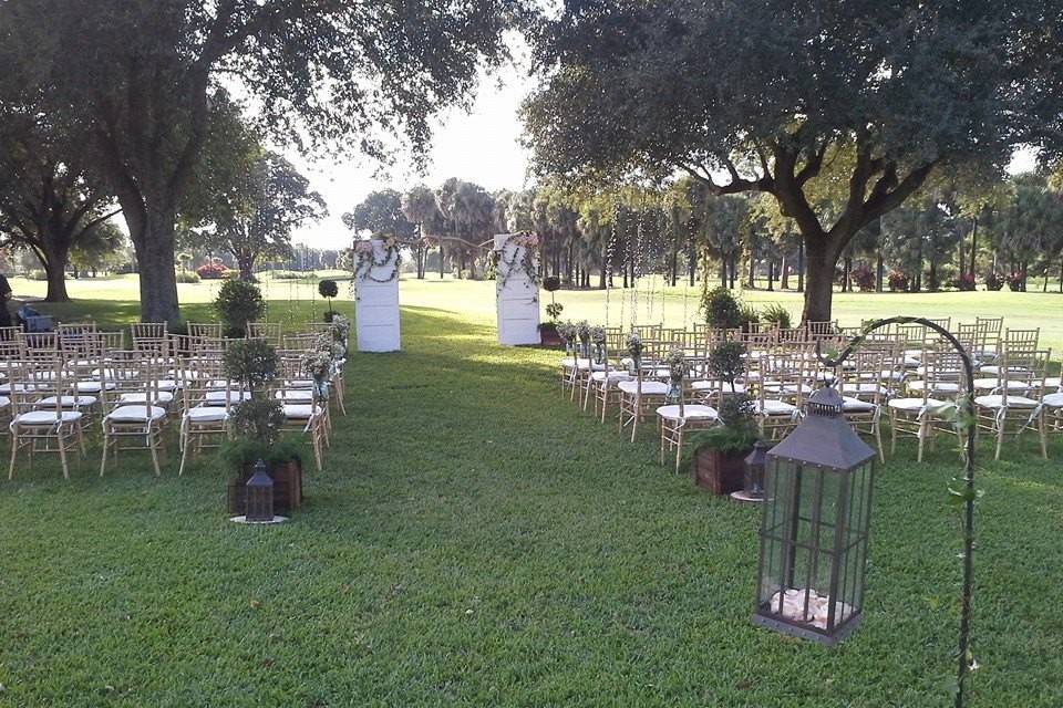 Lush, outdoor ceremony