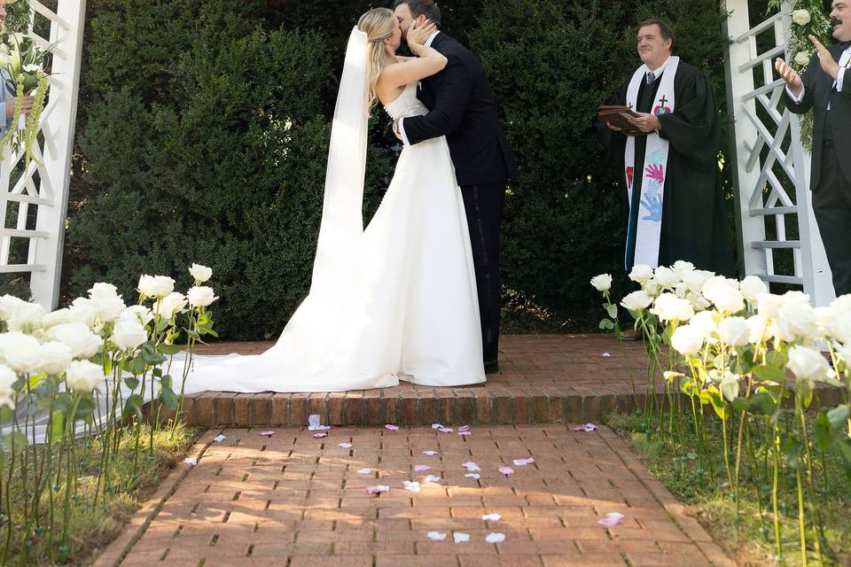 Boxwood Gardens Kiss