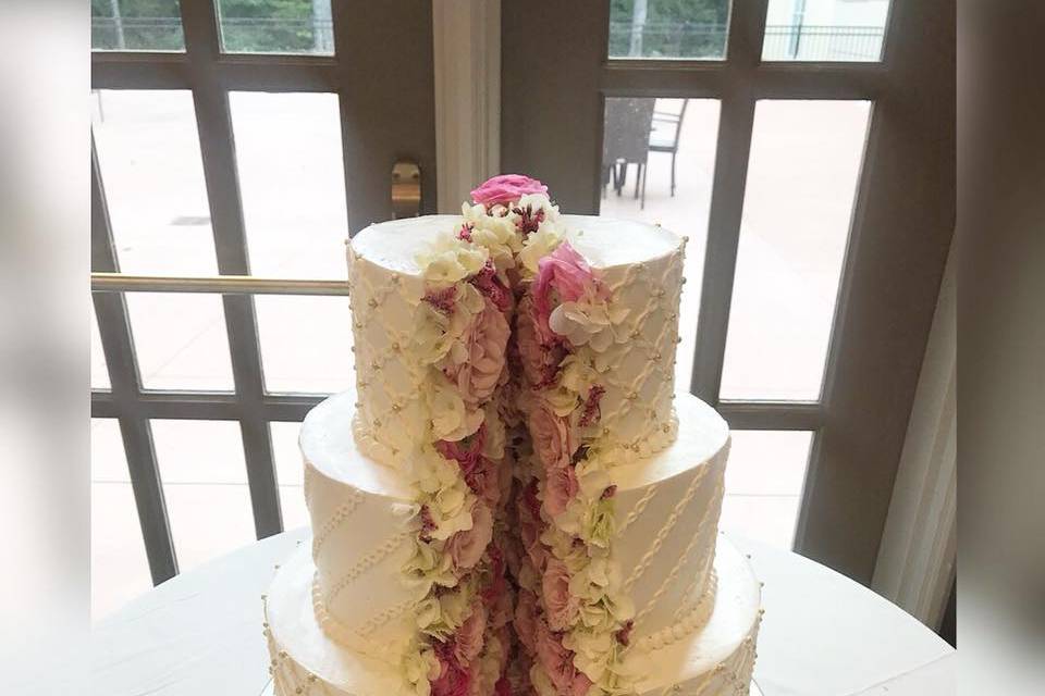 Split open wedding cake
