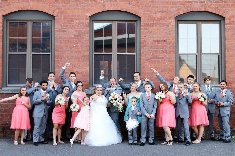 Couple with bridesmaids and groomsmen