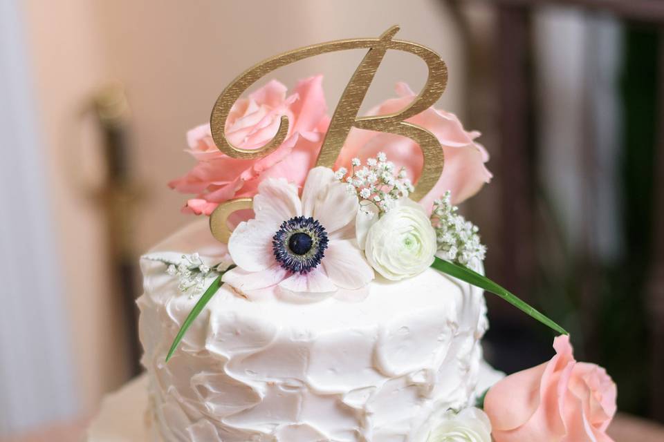 White and pink wedding cake | Photo courtesy of Sarah & Ben Photography