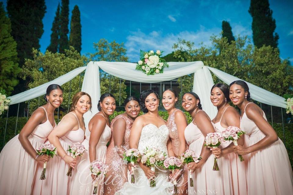 White babys breath with blue hydrangeas for bridal party