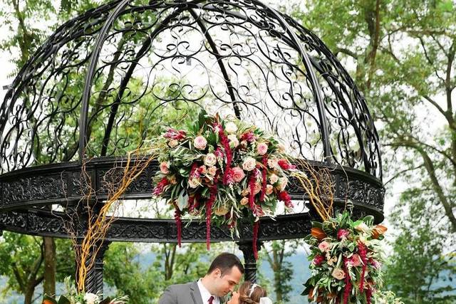 Kiss under the arch