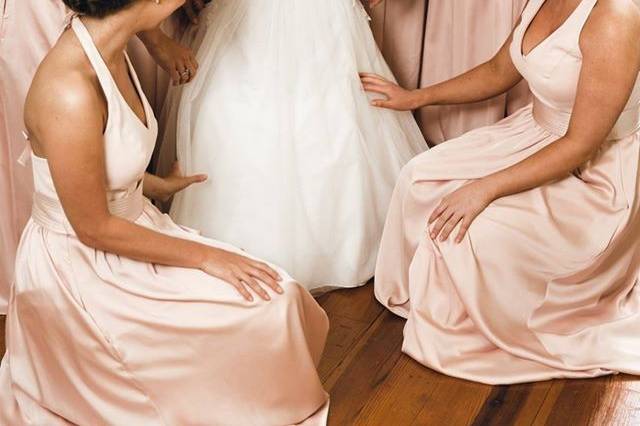 Group photo with the bridesmaids | Photo by T and K Photography