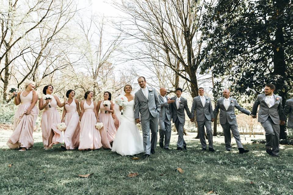 Group photo with the groomsmen and bridesmaids | Photo by T and K Photography