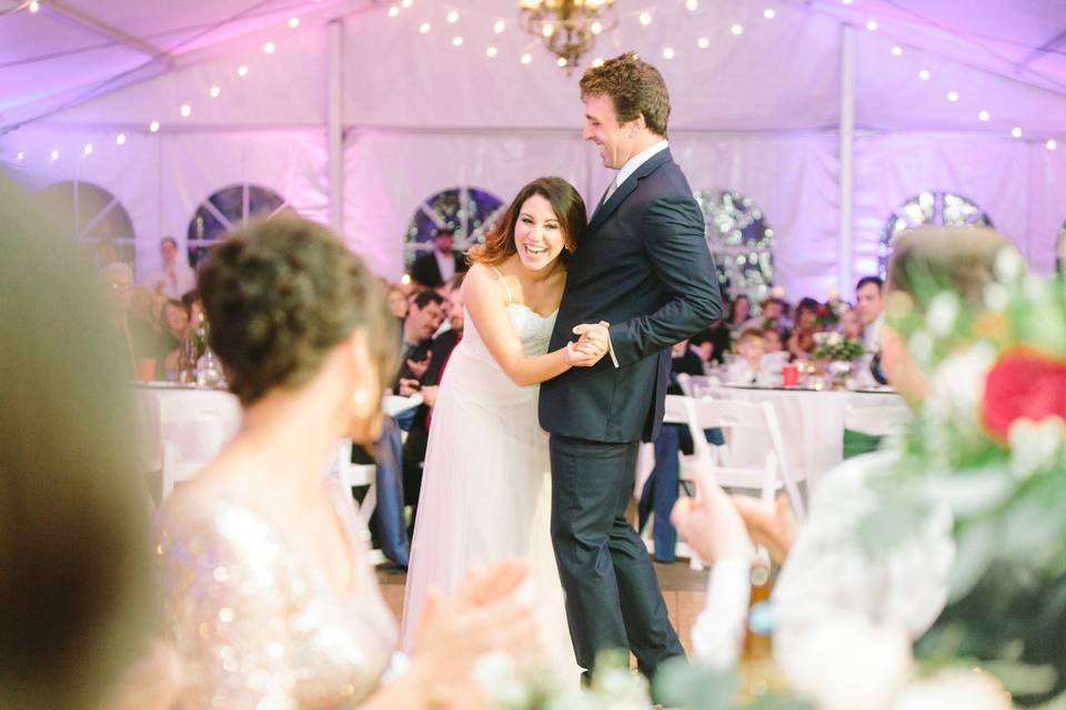 Couple dancing | Photo by JOPHOTO