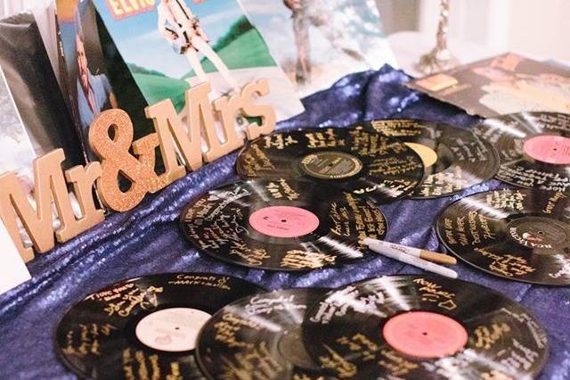 Record themed invitations | Photo by JOPHOTO