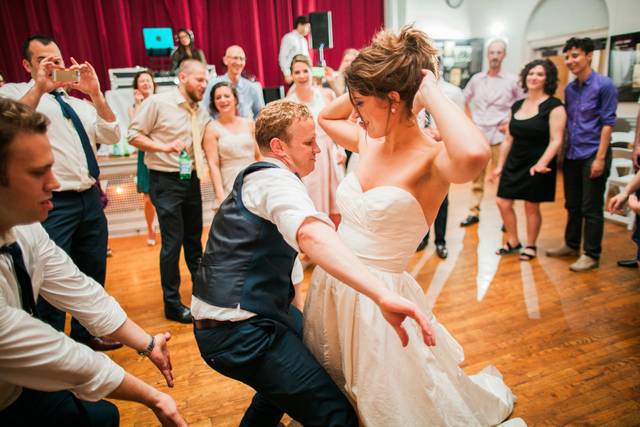 Dancing newlyweds | Photo: Jessica Crews