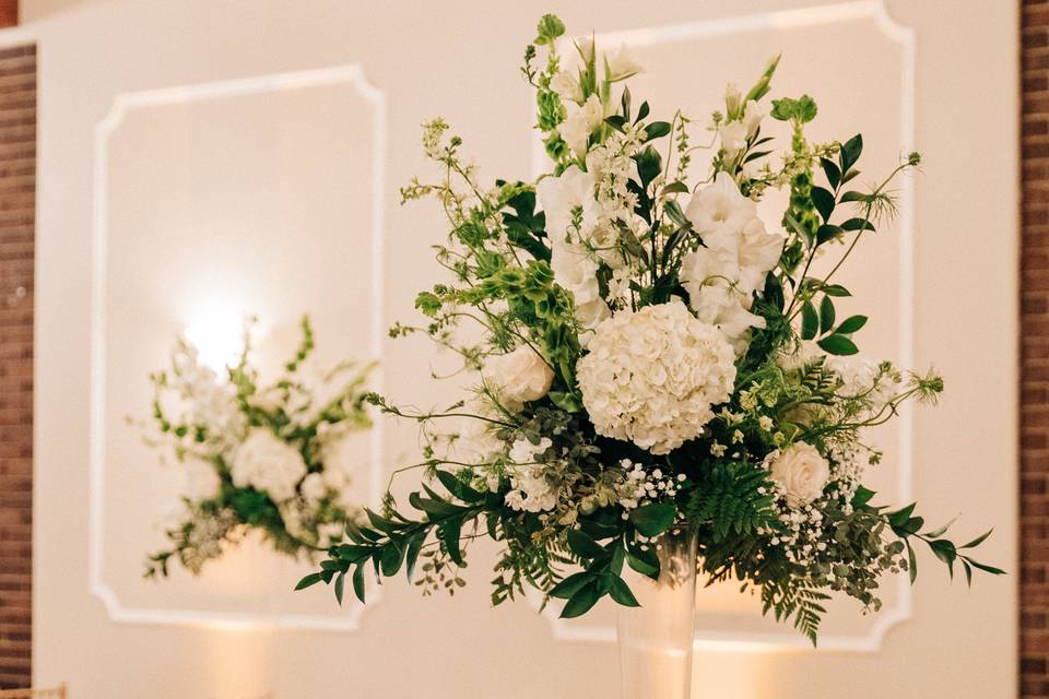 Head table with white flowers