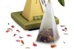 The silken tea infuser contains a healing blend of green teas and summer flowers, with lemon infusions.