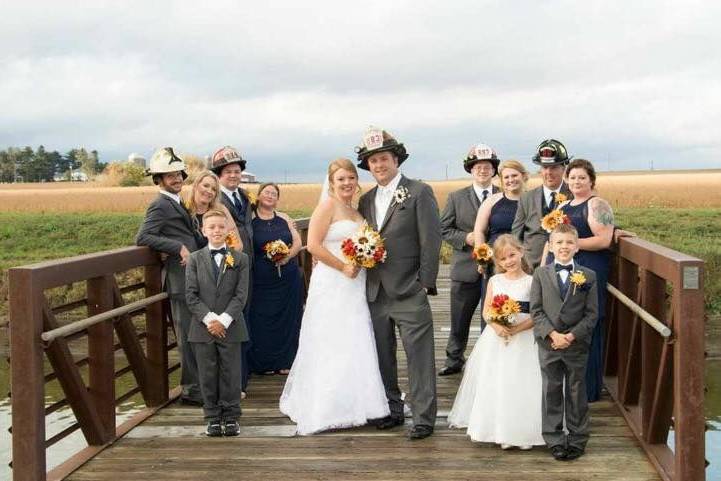 Couple with bridesmaids and groomsmen