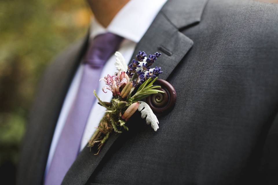 This groom's 'fit and floral set the tone for this NW botanical garden wedding. Photo by The Fischers Handmade.