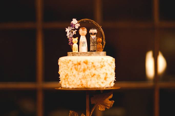 Cupcake tower with the bride's own creation for a cake topper featuring their beloved cats! Photo by The Fischers Handmade. Cupcakes, cake & tower from Saint Cupcake.