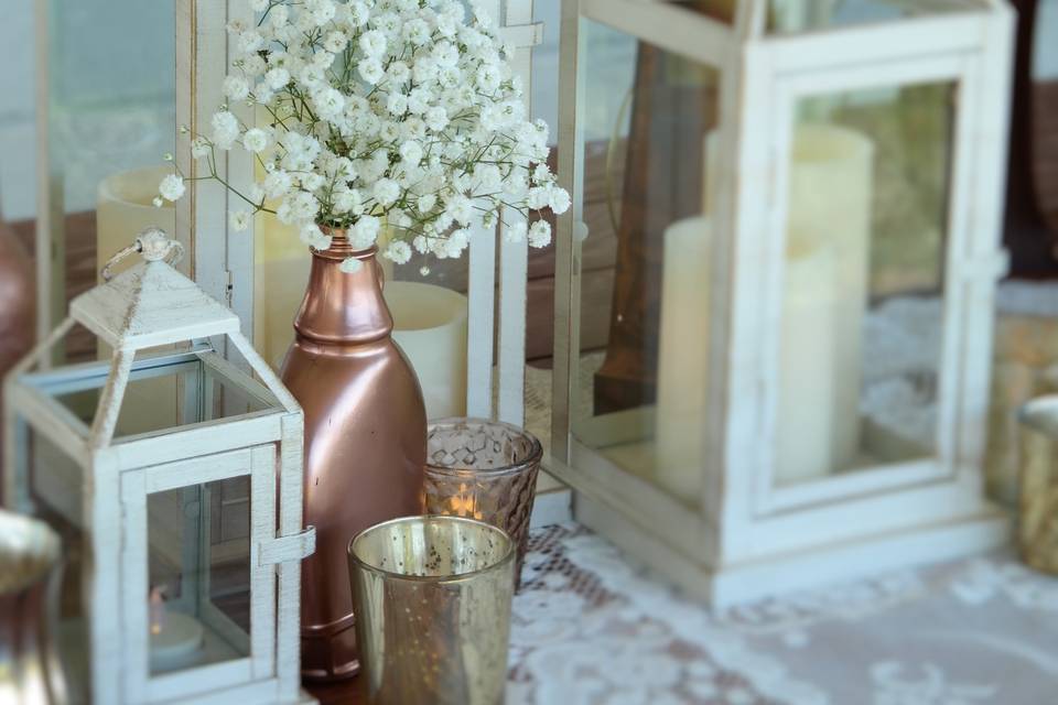 Clean details on a rustic dessert table.
Styling: AWE Productions.