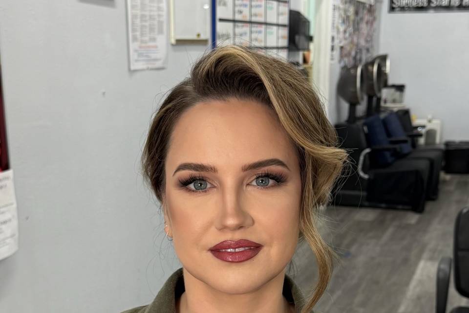 Makeup & lowbun updo