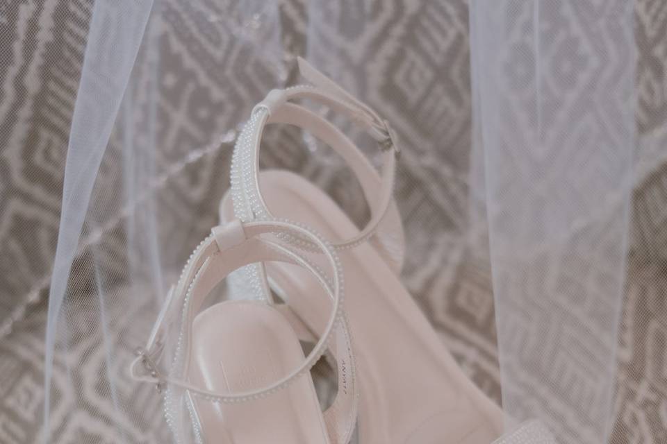 Elegant bridal heels + veil