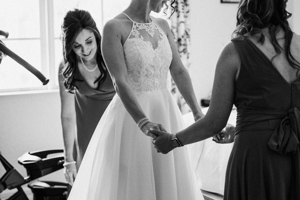 Getting ready + bridesmaids