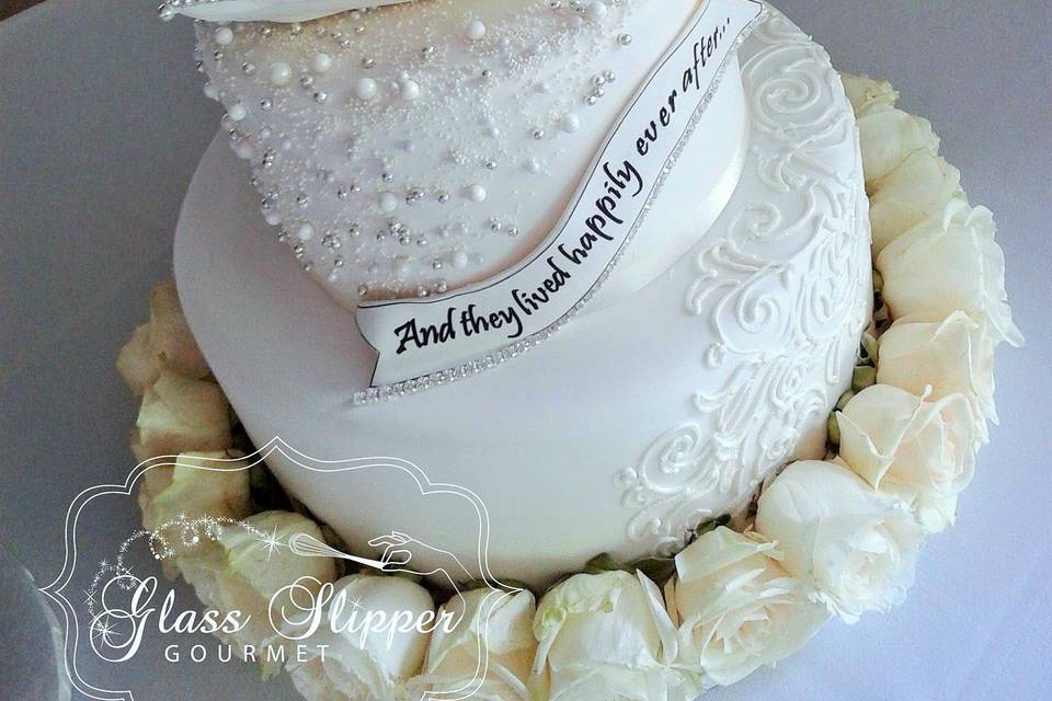 retro 50s style piping on buttercream with old-school style pillars