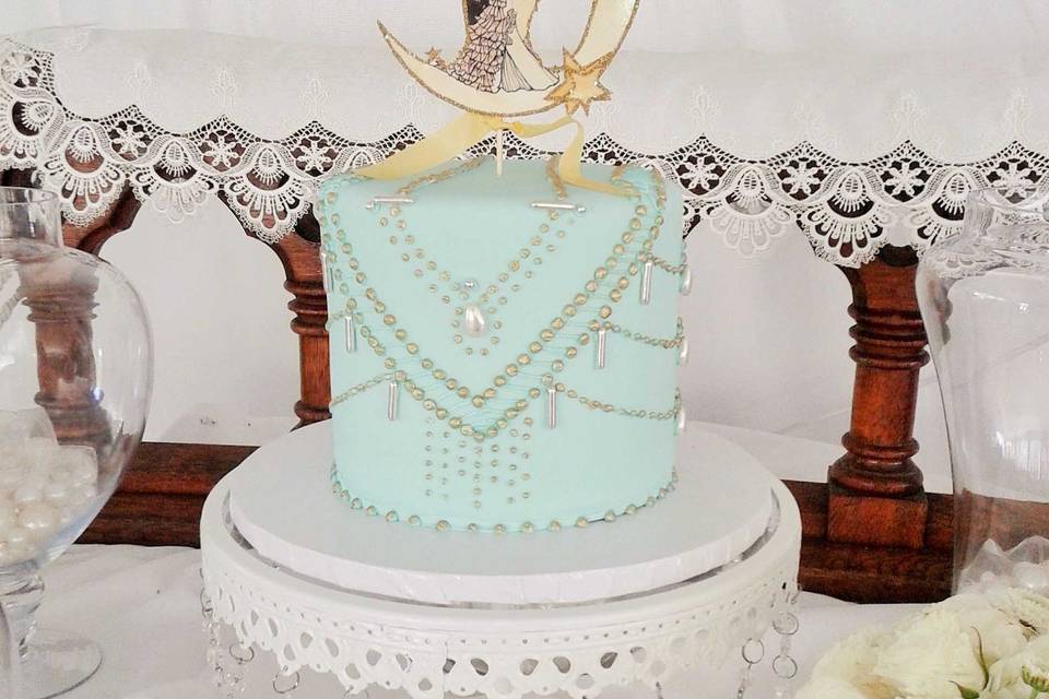 Gatsby 1920s inspired wedding cutting cake - with edible candies and adorable themed paper topper