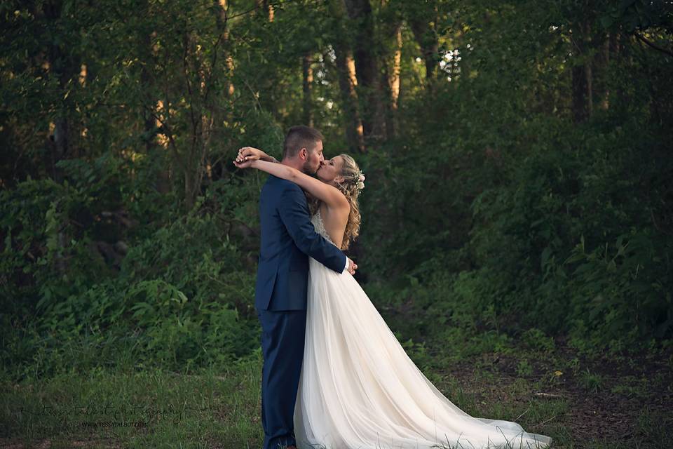 Kiss by the greenery