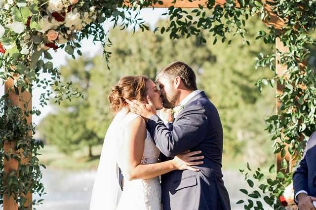 Kiss by the arch