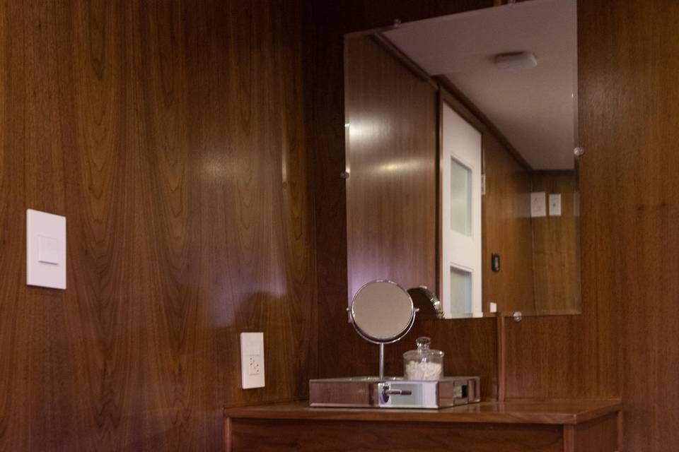Stateroom with vanity