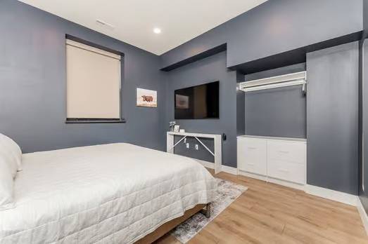 King Bedroom (2/4) w/Smart TV
