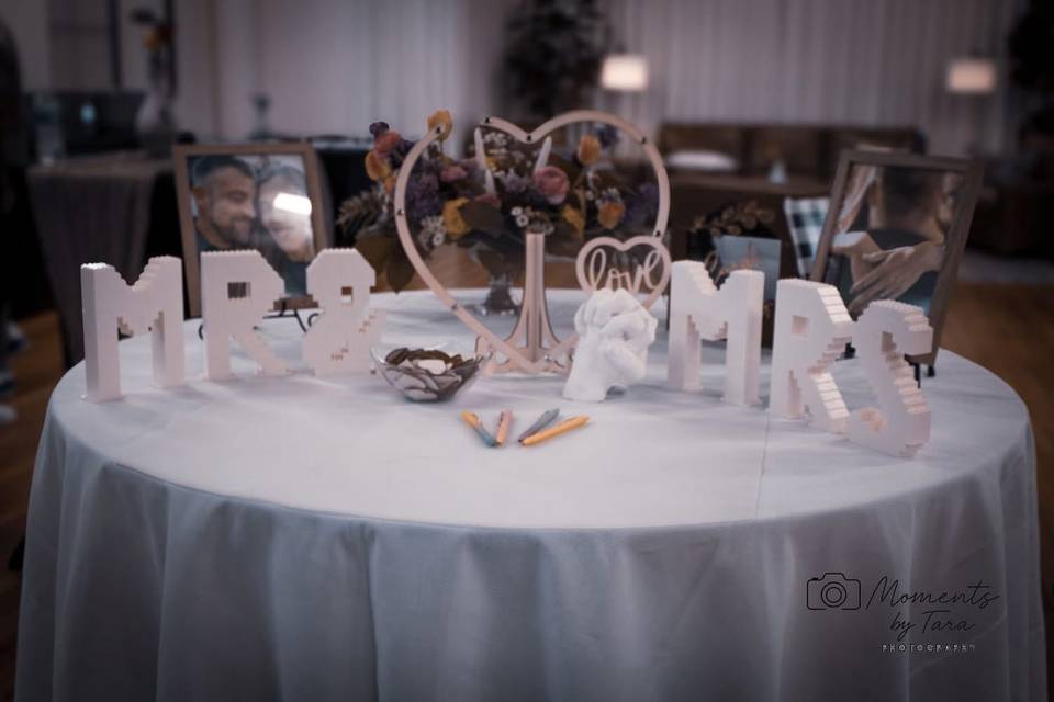 Intimate reception table