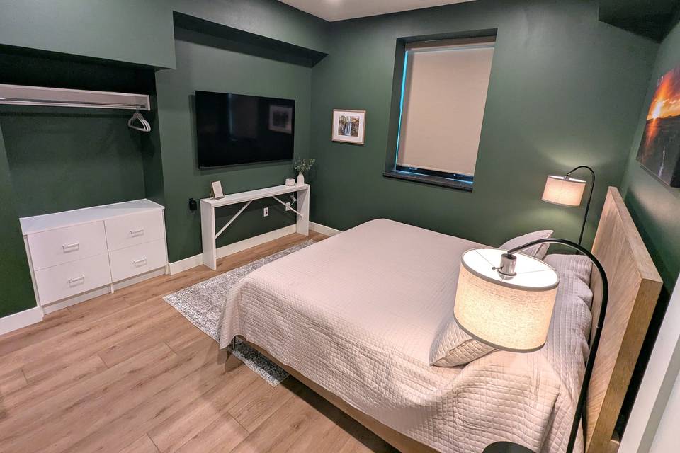 King Bedroom (1/4) w/Smart TV