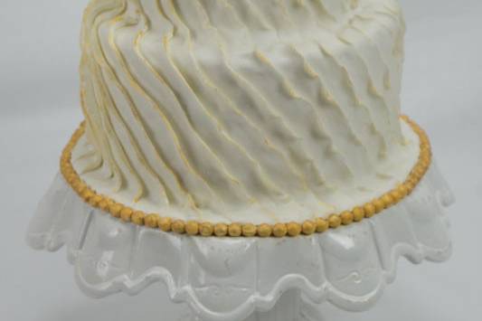 This fluer ivoire wedding cake is reminiscent of the Roaring 20s.