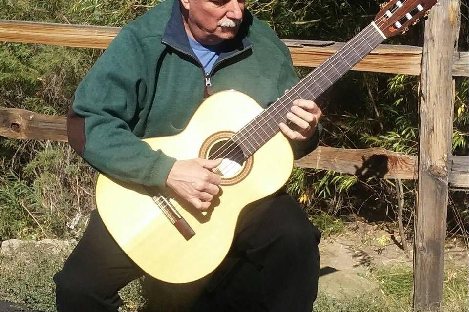 Performance by the fence on the street