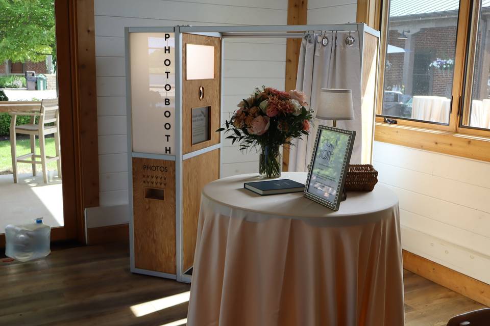 Silver/Oak Retro Enclosed