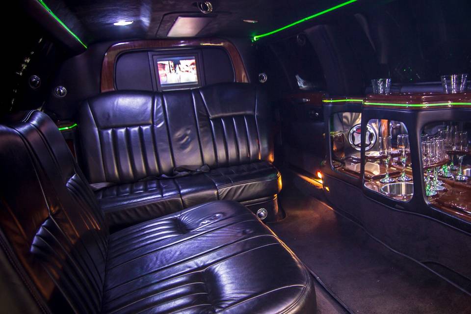 14 seater limo