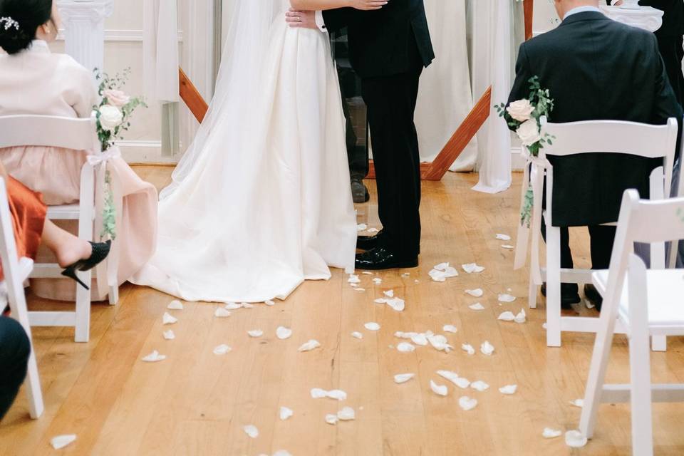 Ceremony kiss