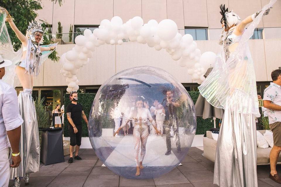 Stilt walkers and giant bubble