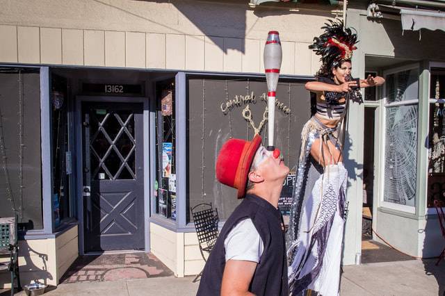 Clown balancing juggling club