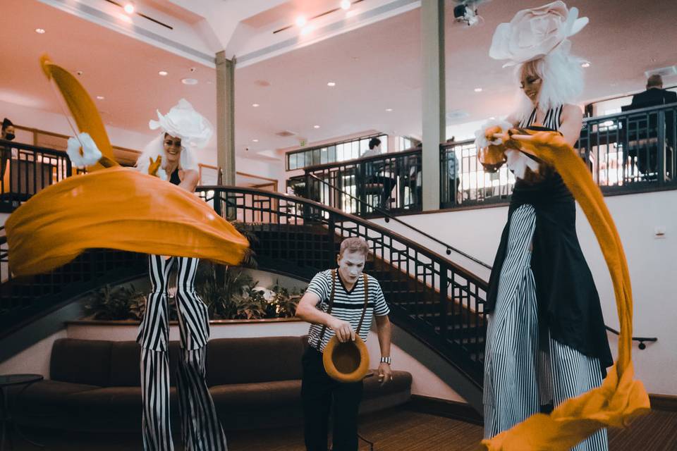 Stilt walkers and mime