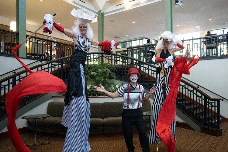 Stilt walkers and mime