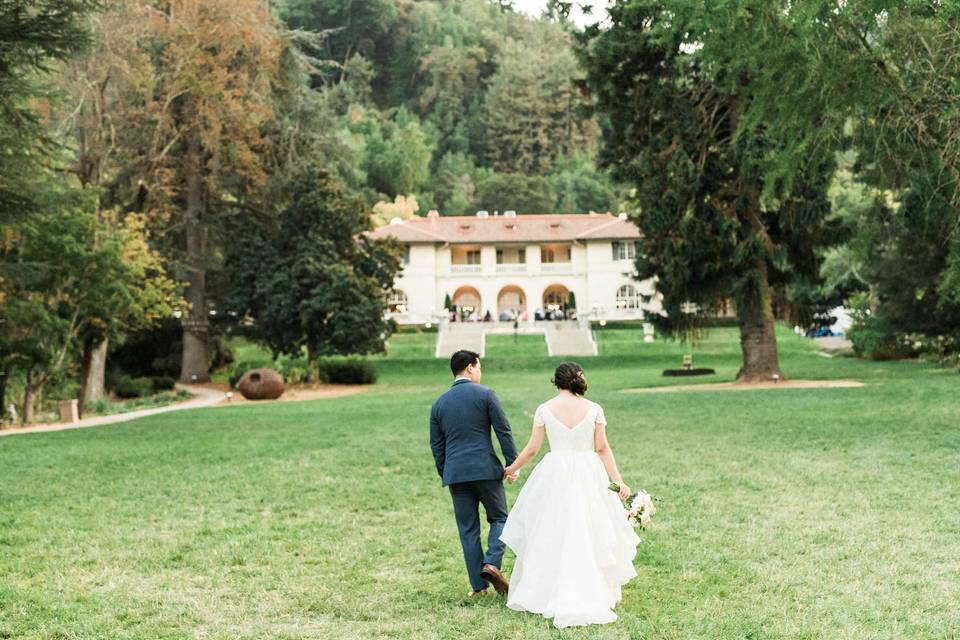 Couple walking to reception