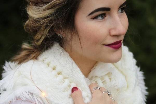 Headbands of Hope offers beautiful headbands or hair pin for every bride - Modern, Classic, Rustic and more.
For every headband sold, one is donated to a child with cancer. #love  Plus, /GIV/ donates 10% of every purchase to charity. #givalways